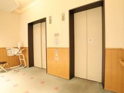 明るい廊下のエレベーター