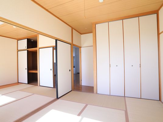 明るい和室の居室