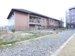 庭園付きの落ち着いた建物
