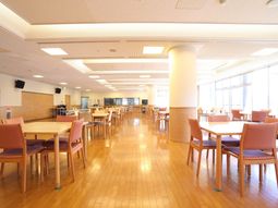 広々とした明るい食堂
