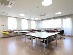 明るい多目的室の様子