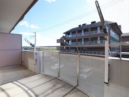 屋外テラスの明るい空間