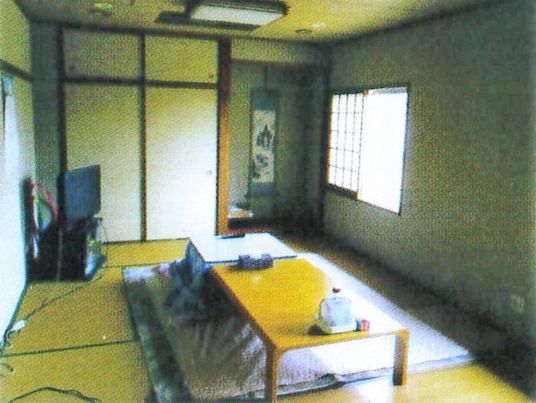 こたつやテレビが置かれた和室には床の間もあり、掛け軸がかけられている。