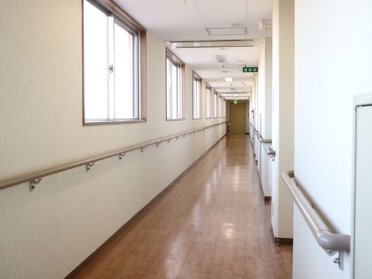 廊下の壁に窓が多くあり、明るい廊下になっている。窓の下には切れ目なく手すりがある。非常口の表示がある。