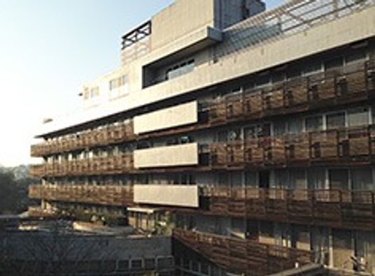 光が差し込む建物外観