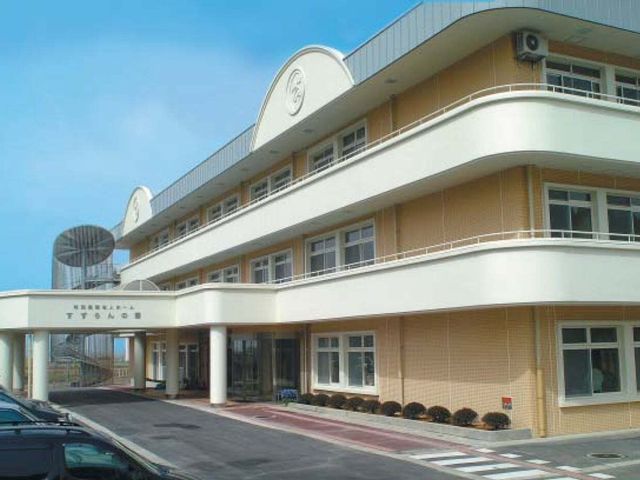 明るく広々とした外観 外観 歓迎感漂うエントランスが印象的な施設です。来訪者を温かく迎える設計がされています。