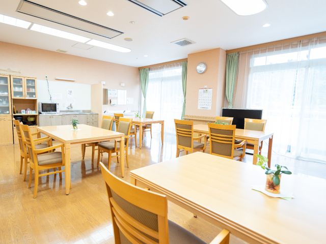 共用ダイニングスペース 共有スペース 広々とした明るいダイニングで、居心地の良い食事の時間を提供しています。安心の環境での就業をご検討ください。