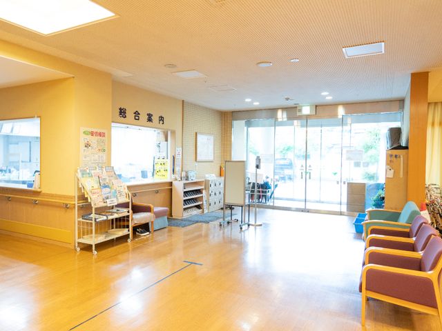 広々とした快適なロビー 玄関 ゆったりとした椅子配置でくつろげる明るいロビーです。訪れる人々がリラックスできる心地よい待合スペースが整っています。