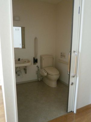 バリアフリーなトイレ空間