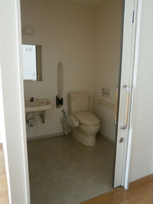 バリアフリーなトイレ空間