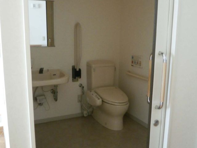 バリアフリーなトイレ空間 トイレ ゆったりとした造りのトイレです。手すりや多機能トイレシートで、安心してお使いいただけます。