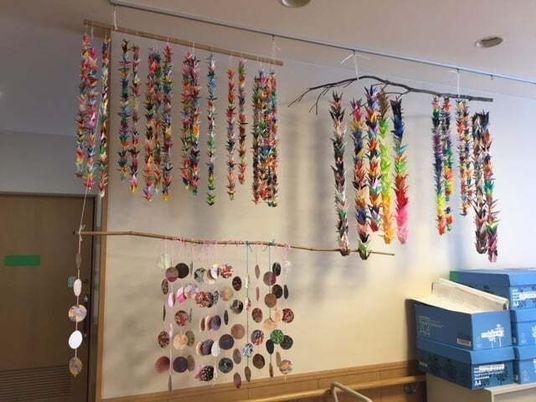 手作りの飾りつけ壁面