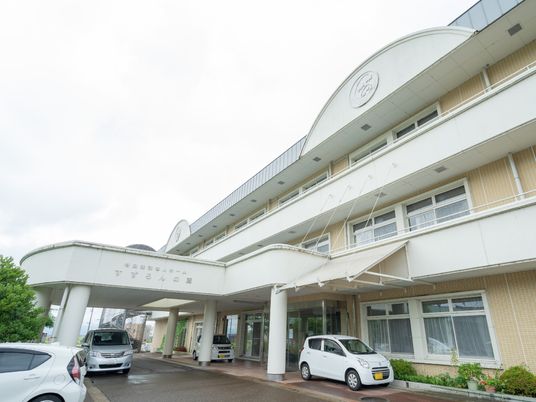 明るい外観の建物エントランス