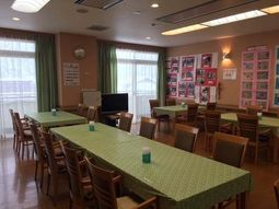広々とした明るい食堂