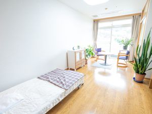 居室の明るい一室