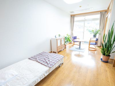居室の明るい一室