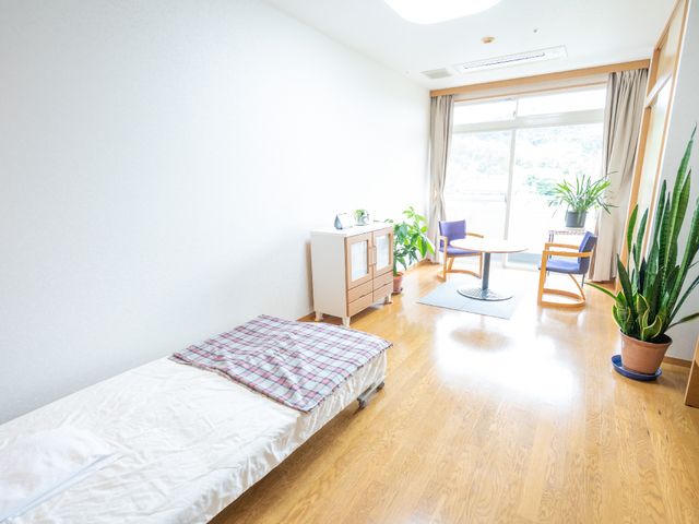 居室の明るい一室 居室 天井の高い居室は清潔感があり、窓からは自然光が差し込んでいます。居心地の良さを感じる空間で、日々の暮らしをイメージしていただけるでしょう。