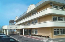 明るい外観の建物