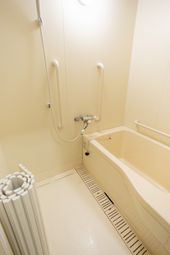 浴槽と手すりのある洗い場