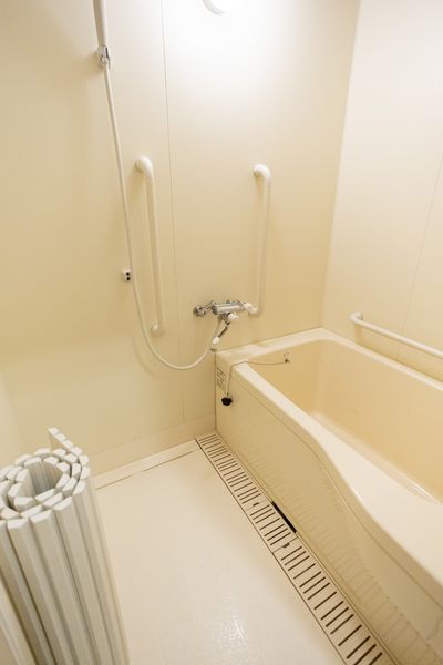浴槽と手すりのある洗い場