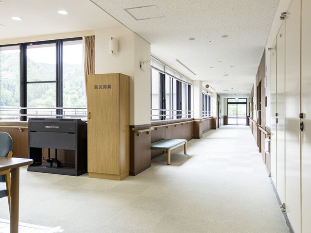 明るい窓側の廊下 廊下 大きな窓から自然光が入る廊下です。長い移動も快適に行える広さがあります。