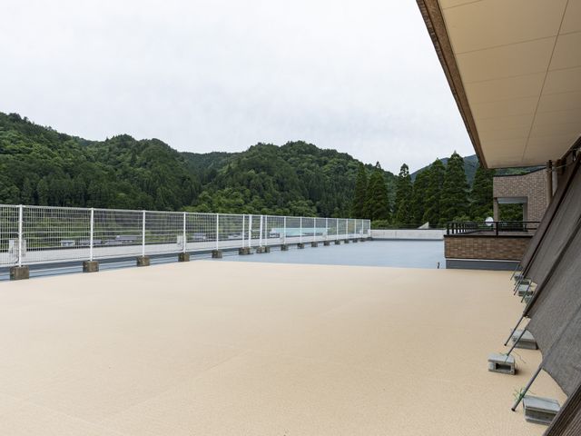 広々としたテラス テラス 周囲の自然と調和した広々としたテラスです。リラックスしながら過ごせる開放的な空間です。