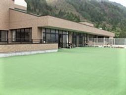 山々に囲まれた建物