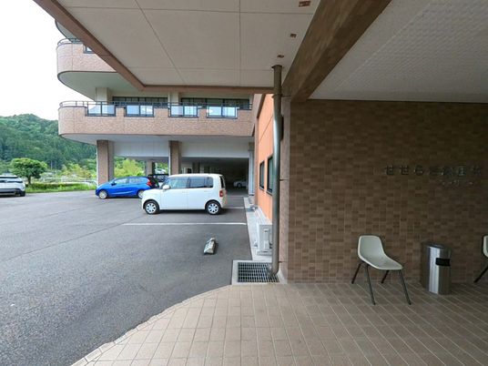 駐車場のある建物エントランス