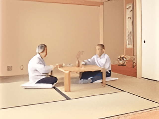 和室で対面する人物二人 コミュニケーション 穏やかな時間が流れる和室で、お二人が向き合って何かを話している様子が見られます。ゆったりとした空間で心の交流を深めることができそうです。