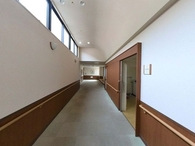 明るい廊下 廊下 自然光がふんだんに入る廊下です。手すりが設置され、安心して移動できます。