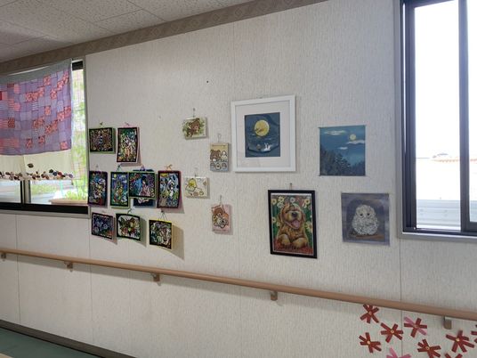 絵画展示の廊下