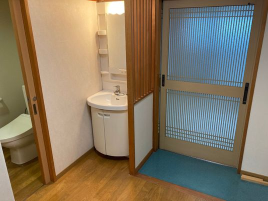 清潔なトイレと洗面所