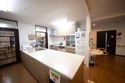 明るいキッチンの風景