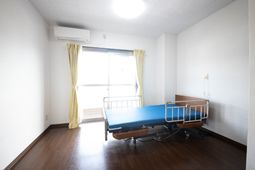 ベッドと窓のある居室