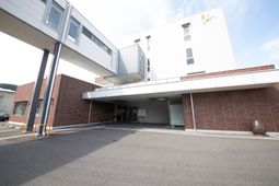 モダンな建物エントランス