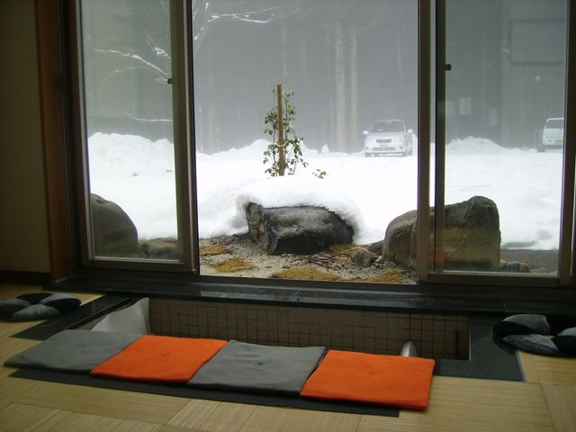 広々とした和室 和室 窓から見える雪景色を楽しめる和室です。床に座布団があり、落ち着いたひとときを過ごせます。