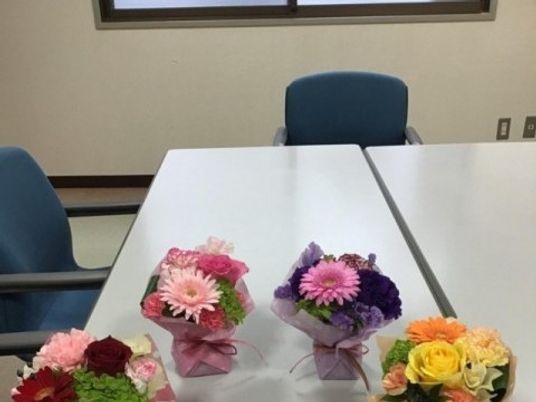 花が置かれた多目的室  