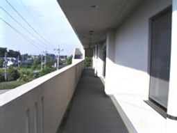 明るい廊下の景観
