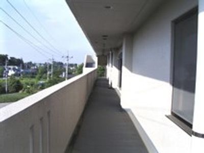 明るい施設の廊下