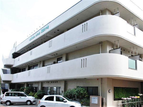 白い建物のエントランス