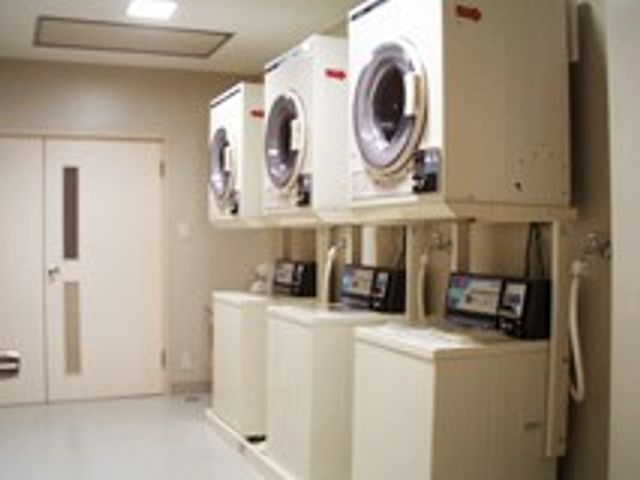 清潔な洗濯機の並び 洗濯室 自立を支援するコインランドリーの様子です。洗濯がしやすいよう工夫されており、清潔感が保たれています。