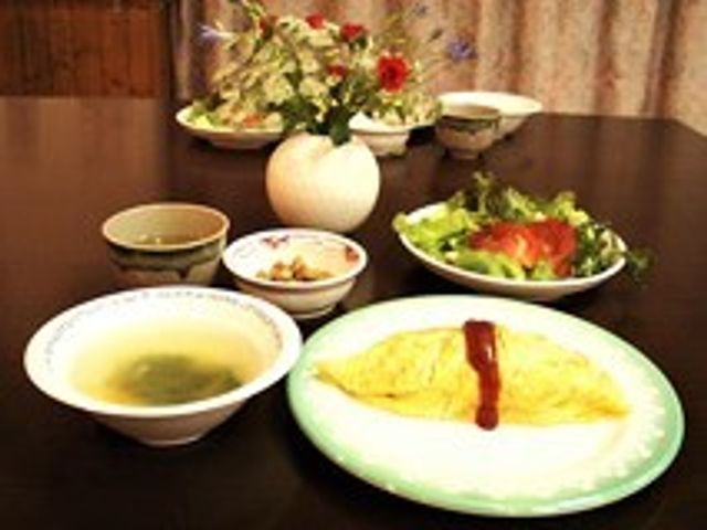 和風の食事セット 食事例 彩り豊かな和食が並び、栄養バランスを考えた献立で毎日の食事が提供されています。健康を支える美味しい食事をご確認ください。