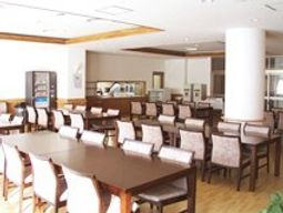 明るい食堂の様子