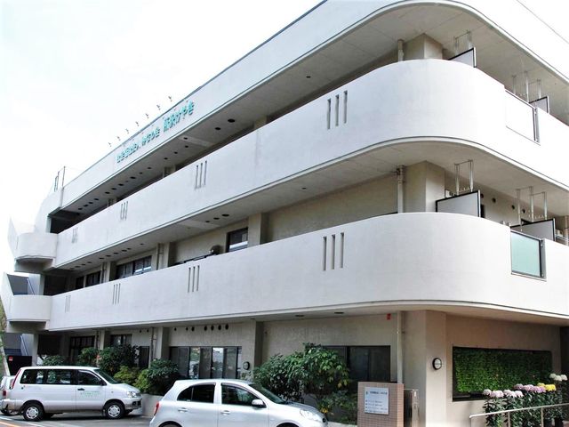 清潔感のある施設外観 外観 白を基調とした建物は清潔感があり、訪れる人々を暖かく迎え入れます。利便性も考えられた設計で、快適な勤務環境が整っています。