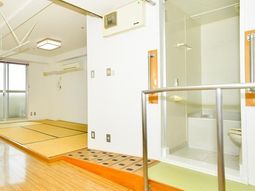 バリアフリーの洋室とトイレ