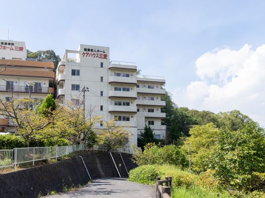 緑に囲まれた建物外観
