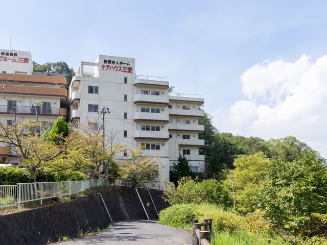 緑に囲まれた建物外観 外観 広々とした自然豊かな環境に位置する施設です。働く環境にご興味のある方に適しています。