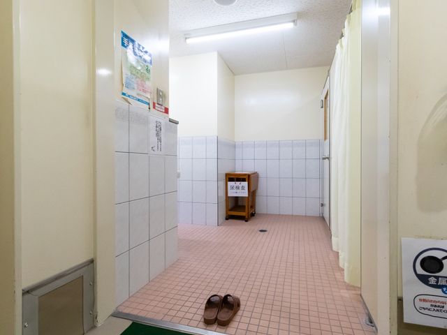 浴室の入口とスリッパ トイレ 広々とした入口はスリッパ置き場も完備され、清潔感があります。利用者様の利便性を考えた配慮が見られる、快適な浴室です。