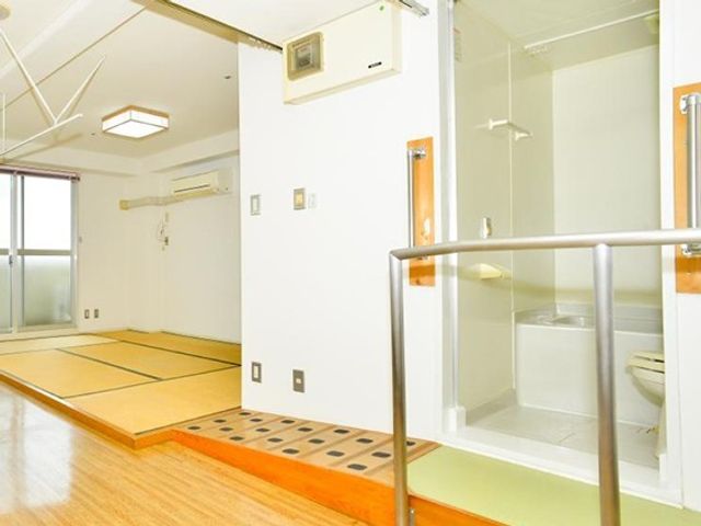 バリアフリーの和室兼浴室 トイレ 床の段差が少なく、手すりが備わった和室兼用の浴室です。安全かつゆったりとくつろげる空間が整っております。