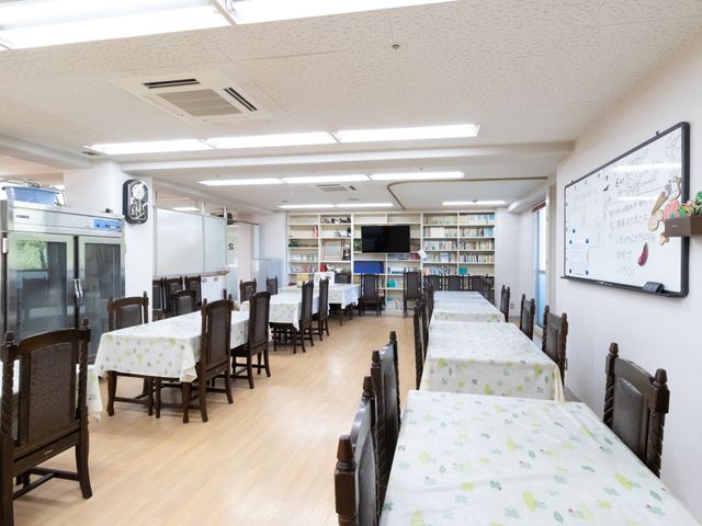 食堂の明るい空間 食堂 ゆったり配置されたダイニングエリアは、明るく開放的な雰囲気で食事のひとときを提供しています。利用者のコミュニケーションの場としても最適です。
